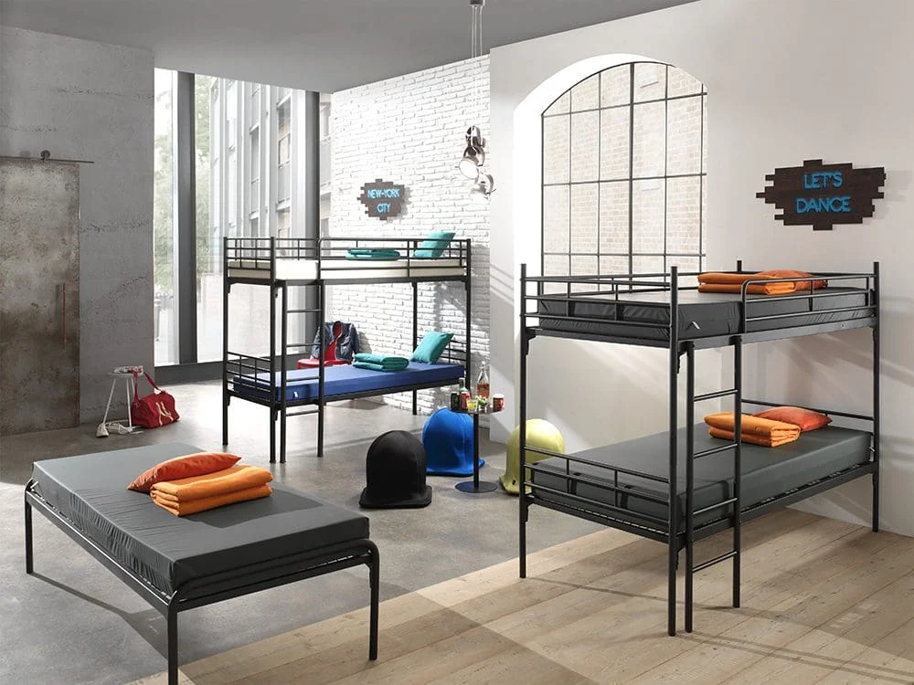 Stapelbedden van staal in een slaapzaal | Zwart stalen Stapelbed met blauw, creme en zwart matras